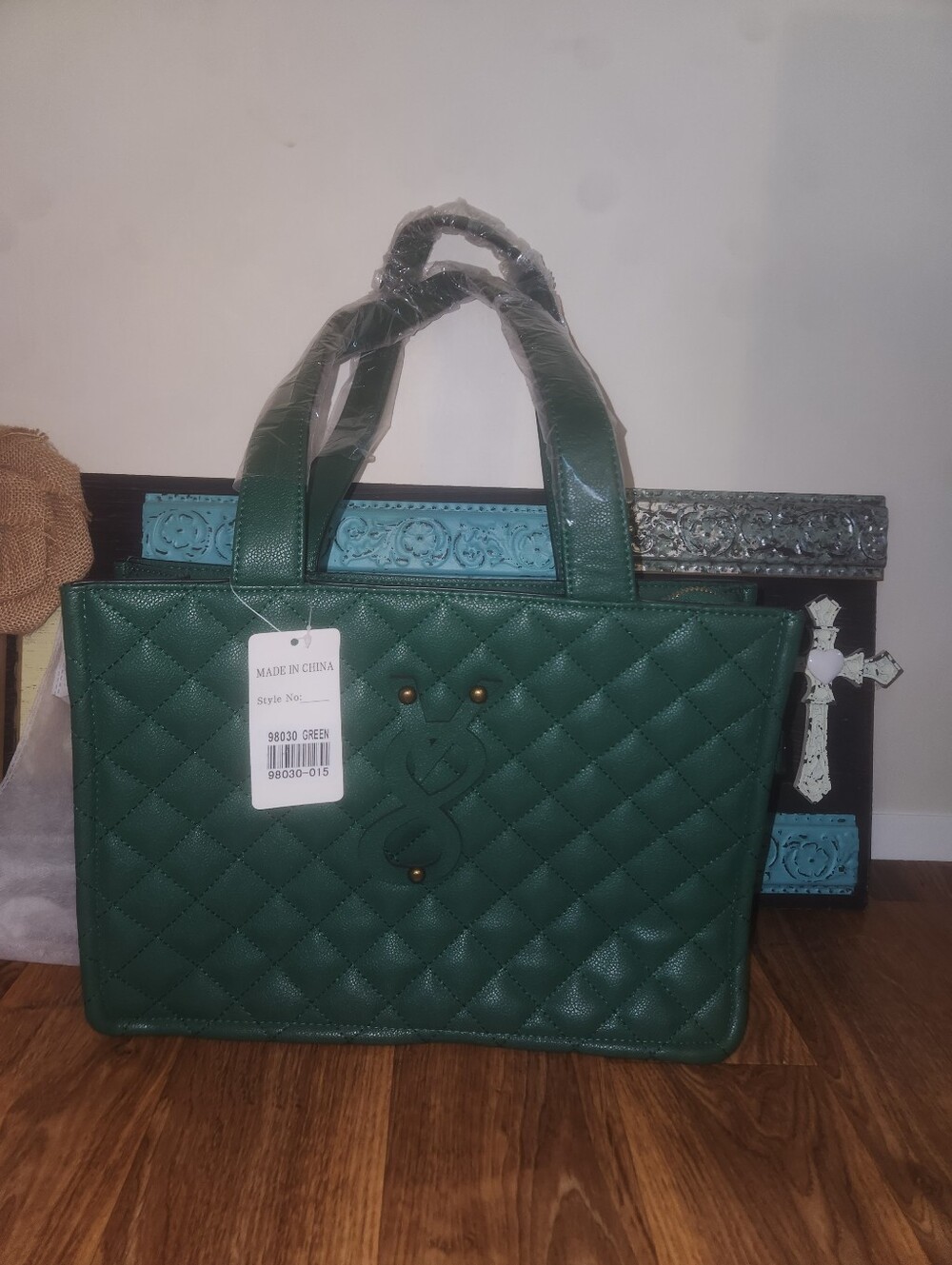 HUNTER GREEN QUILTED TOTE FASHION BUNDLE 💥FREE GWP, READ BELOW💥 - Picture 8 of 16